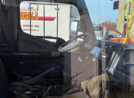 Oklic javne dražbe vozila za posebne namene dvigovanja vozil Mitsubishi Fuso Canter 7C18