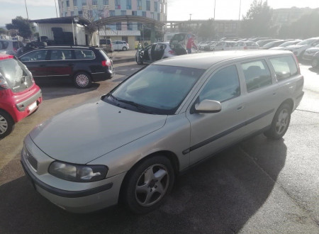 Oklic javne dražbe motornega vozila Volvo, V70/2.5 TDI