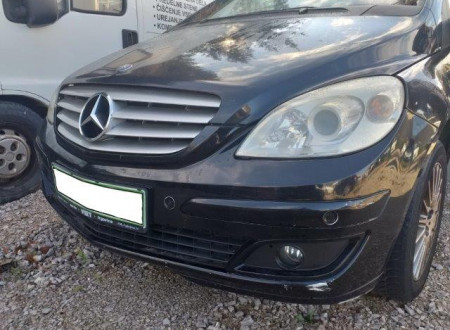 poškodba (praska) na prednjem odbijaču osebnega vozila MERCEDES BENZ  B 180 CDI