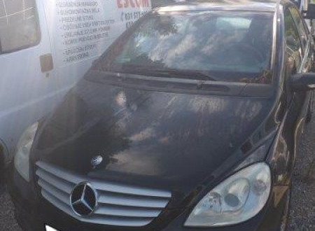 prednja stran osebnega vozila MERCEDES BENZ  B 180 CDI