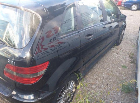 desna zadnja stran osebnega vozila MERCEDES BENZ  B 180 CDI