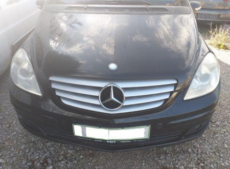 prednja stran osebnega vozila MERCEDES BENZ  B 180 CDI