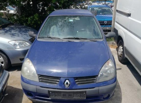 Prednja stran osebnega vozila RENAULT CLIO 1.2