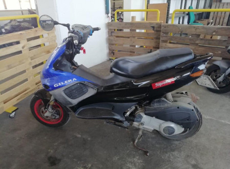 Leva stran - Motorno kolo GILERA RUNNER 125