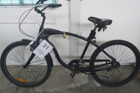 moško kolo črne barve s številčno oznako pod katero se prodaja