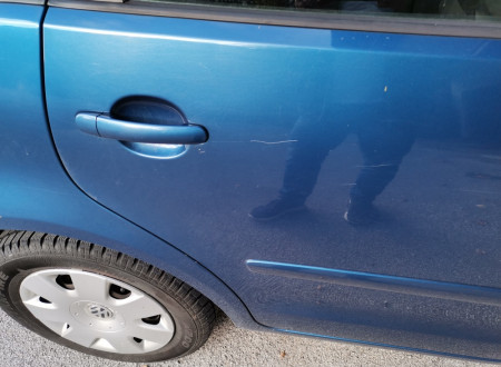 Poškodba na zunanjih levih vratih osebnega vozila VW POLO 1.4 TDI