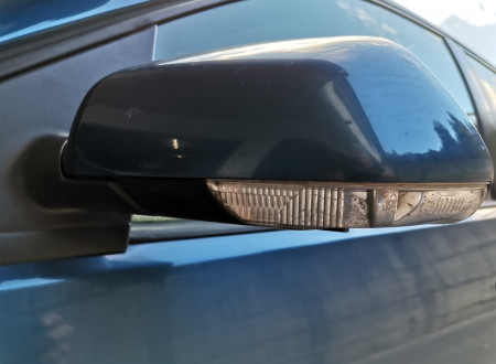 Poškodba na zunanjem levem ogledalu osebnega vozila VW POLO 1.4 TDI
