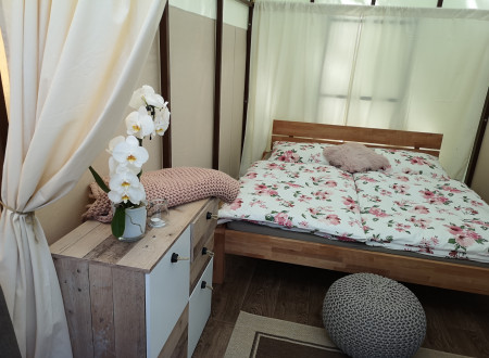 notranjost šotora z zakonsko posteljo in omarico