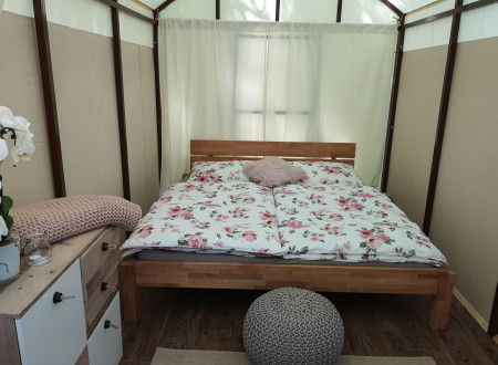 notranjost šotora z zakonsko posteljo 