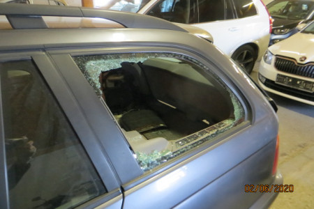 poškodba zadnjega stekla na oknu vozila