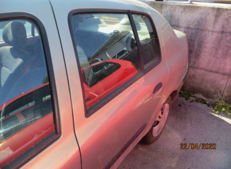 Levi zadnji del osebnega avtomobila Renault Thalia 1.4