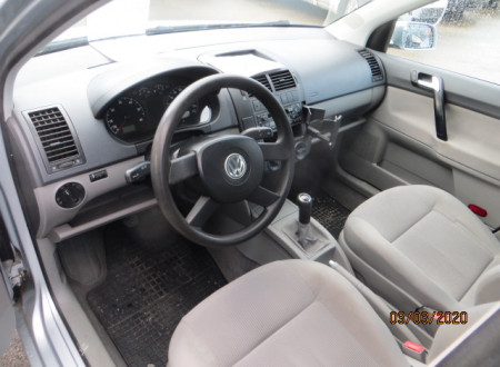 Prednji notranji del osebnega avtomobila Volkswagen Polo 1.4