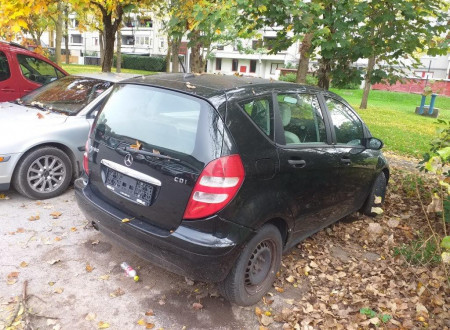 Oklic javne dražbe osebnega avtomobila Mercedes Benz A/160/CDI, črne barve