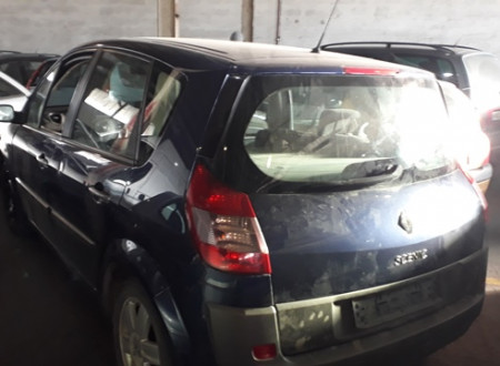 Zadnji del vozila Renault Scenic modre barve