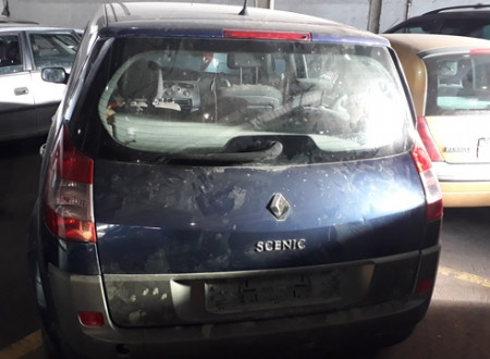 Zadnji del vozila Renault Scenic modre barve