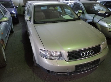 Prednja (desna) stran osebnega vozila AUDI A4 2.5 TDI Q AUT