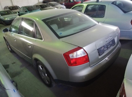 Zadnja (leva) stran osebnega vozila AUDI A4 2.5 TDI Q AUT