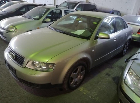 Prednja (leva) stran osebnega vozila AUDI A4 2.5 TDI Q AUT