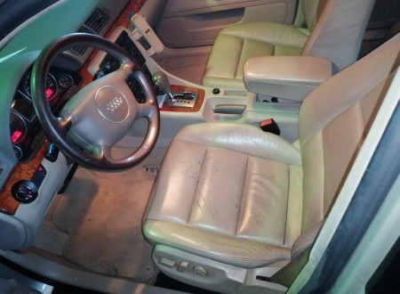 Notranjost (prednji sedeži) osebnega vozila AUDI A4 2.5 TDI Q AUT