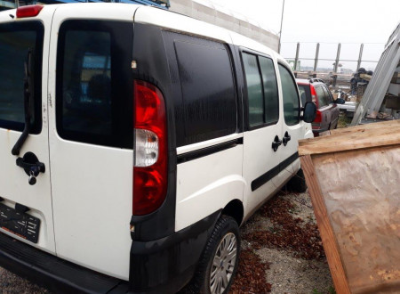 Zadnja desna stran tovornega vozila FIAT DOBLO CARGO 1.4