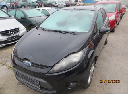 prednja stran osebnega vozila Ford Fiesta 1.4