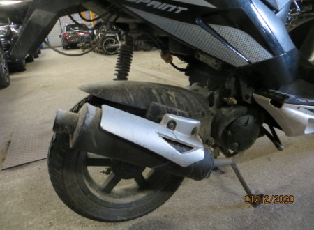 zadnja desna stran kolesa z motorjem (skuter) Longjia Hawk