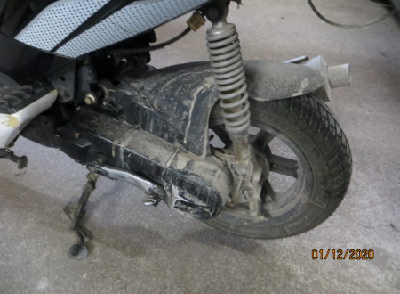 zadnja leva stran kolesa z motorjem (skuter) Longjia Hawk