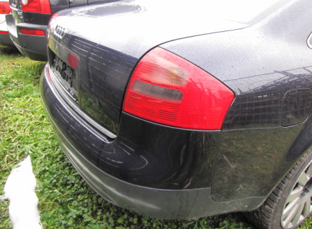 zadnja stran osebnega vozila Audi A6 2.8