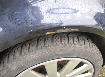 poškodba na prednjem desnem blatniku osebnega vozila Audi A6 2.8