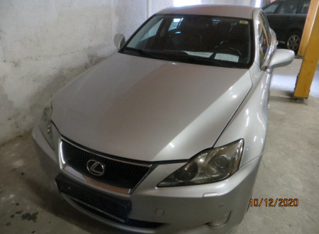 prednja stran osebnega vozila Lexus IS 220 D