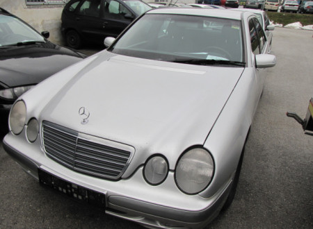 prednja stran osebnega vozila Mercedes Benz E 200 CDI