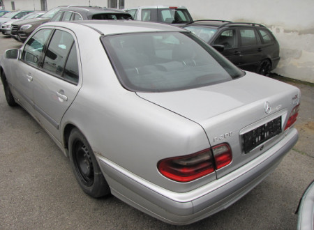 zadnja leva stran osebnega vozila Mercedes Benz E 200 CDI