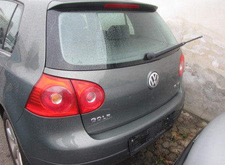 zadnja stran osebnega vozila VW Golf 1.9 TDI