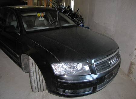 Prednja desna stran osebnega vozila AUDI A8 4.2