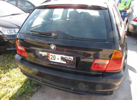 Zadnja stran osebnega vozila BMW 318 D