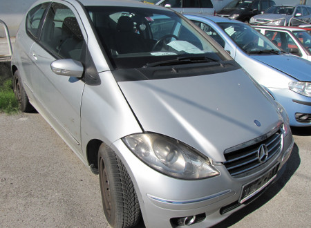 Prednja stran osebnega vozila MERCEDES BENZ A 180 CDI