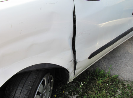 Poškodba na zunanji levi strani tovornega vozila FIAT DOBLO CARGO 1.6 MULTIJET