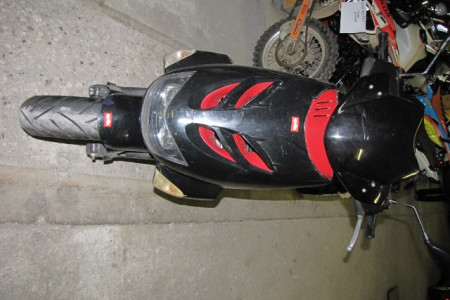 prednja stran kolesa z motorjem (skuter) Aprilia LH 04
