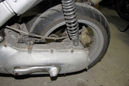 zadnje kolo kolesa z motorjem (skuter) Aprilia LH 04