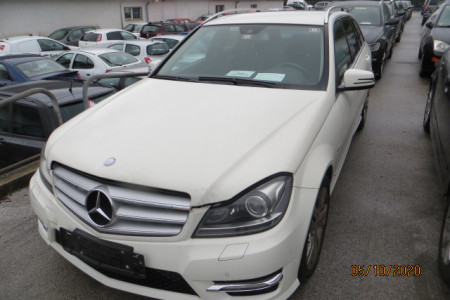 prednja stran osebnega vozila Mercedes Benz C220 T CDI Aut.