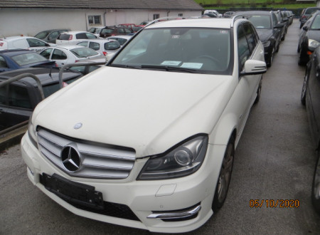 prednja stran osebnega vozila Mercedes Benz C220 T CDI Aut.