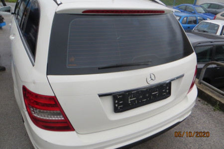 zadnja stran osebnega vozila Mercedes Benz C220 T CDI Aut.
