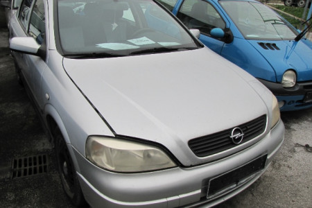 prednja stran osebnega vozila Opel Astra 1.6