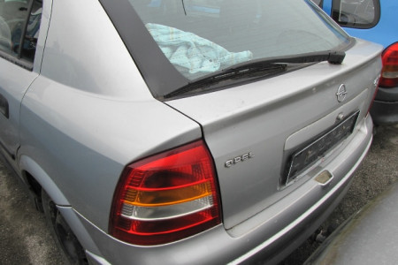 zadnja stran osebnega vozila Opel Astra 1.6