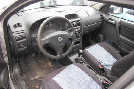 notranjost (spredaj) osebnega vozila Opel Astra 1.6