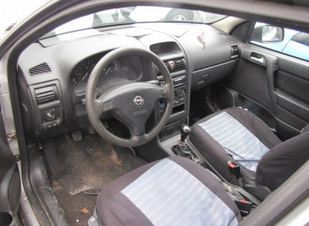 notranjost (spredaj) osebnega vozila Opel Astra 1.6