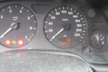armaturna plošča (števec) osebnega vozila Opel Astra 1.6