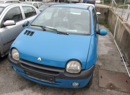 prednja stran osebnega vozila Renault Twingo 1.2