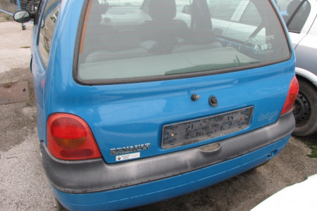zadnja stran osebnega vozila Renault Twingo 1.2