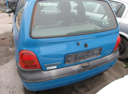 zadnja stran osebnega vozila Renault Twingo 1.2